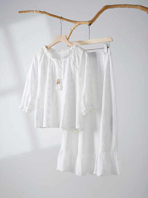 【专属特价】熙世界夏季套装2025新款法式木耳边绣花白色衬衫半身裙子两件套 商品图2