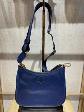 美国现货¥960直邮！Prada同款！！！这个太好看了！TB新款web mini hobo，防水尼龙材质，包身超级轻便搭配宽肩带，太好看了！尺寸约23*15*6cm