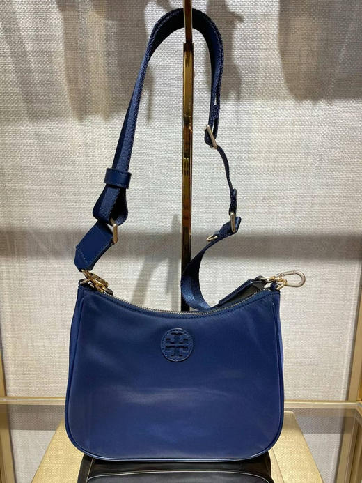 美国现货¥960直邮！Prada同款！！！这个太好看了！TB新款web mini hobo，防水尼龙材质，包身超级轻便搭配宽肩带，太好看了！尺寸约23*15*6cm 商品图0