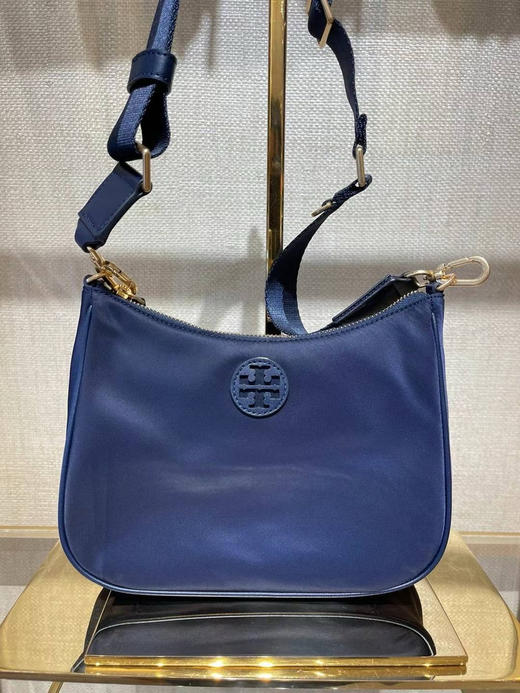 美国现货¥960直邮！Prada同款！！！这个太好看了！TB新款web mini hobo，防水尼龙材质，包身超级轻便搭配宽肩带，太好看了！尺寸约23*15*6cm 商品图1