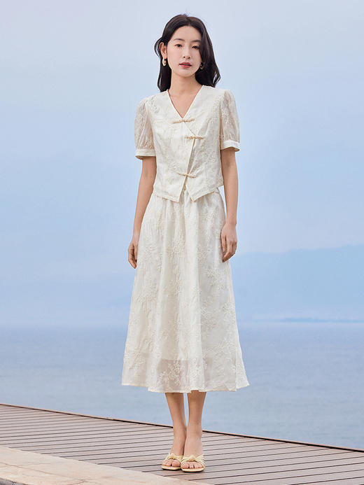 【五折购】熙世界新中式高端天丝套装裙子夏季国风刺绣盘扣上衣半裙两件套 商品图4