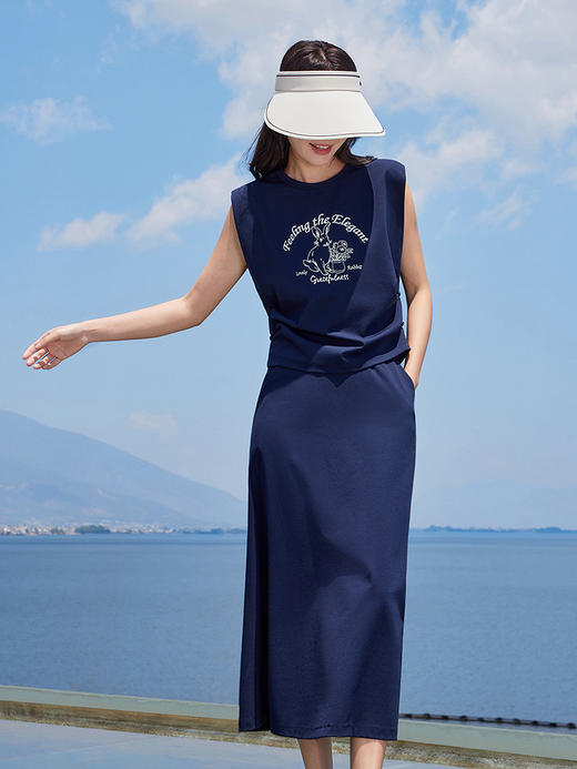 【专属特价】熙世界2025夏女装美式复古印花小飞袖背心高腰半身长裙两件套装 商品图2