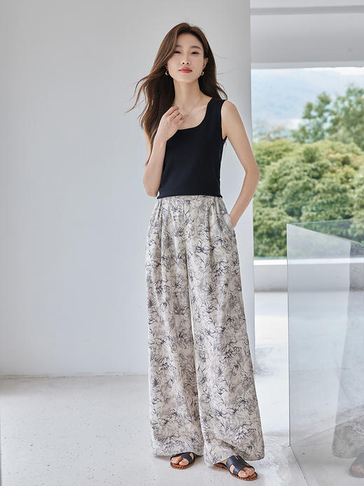 【周四狂欢价】熙世界双型领冰丝针织背心2025夏新款内搭纯色百搭无袖V领上衣 商品图5