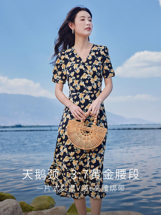 【五折购】熙世界浪漫复古围裹式V领碎花连衣裙2025夏季新款气质茶歇裙子 商品图1