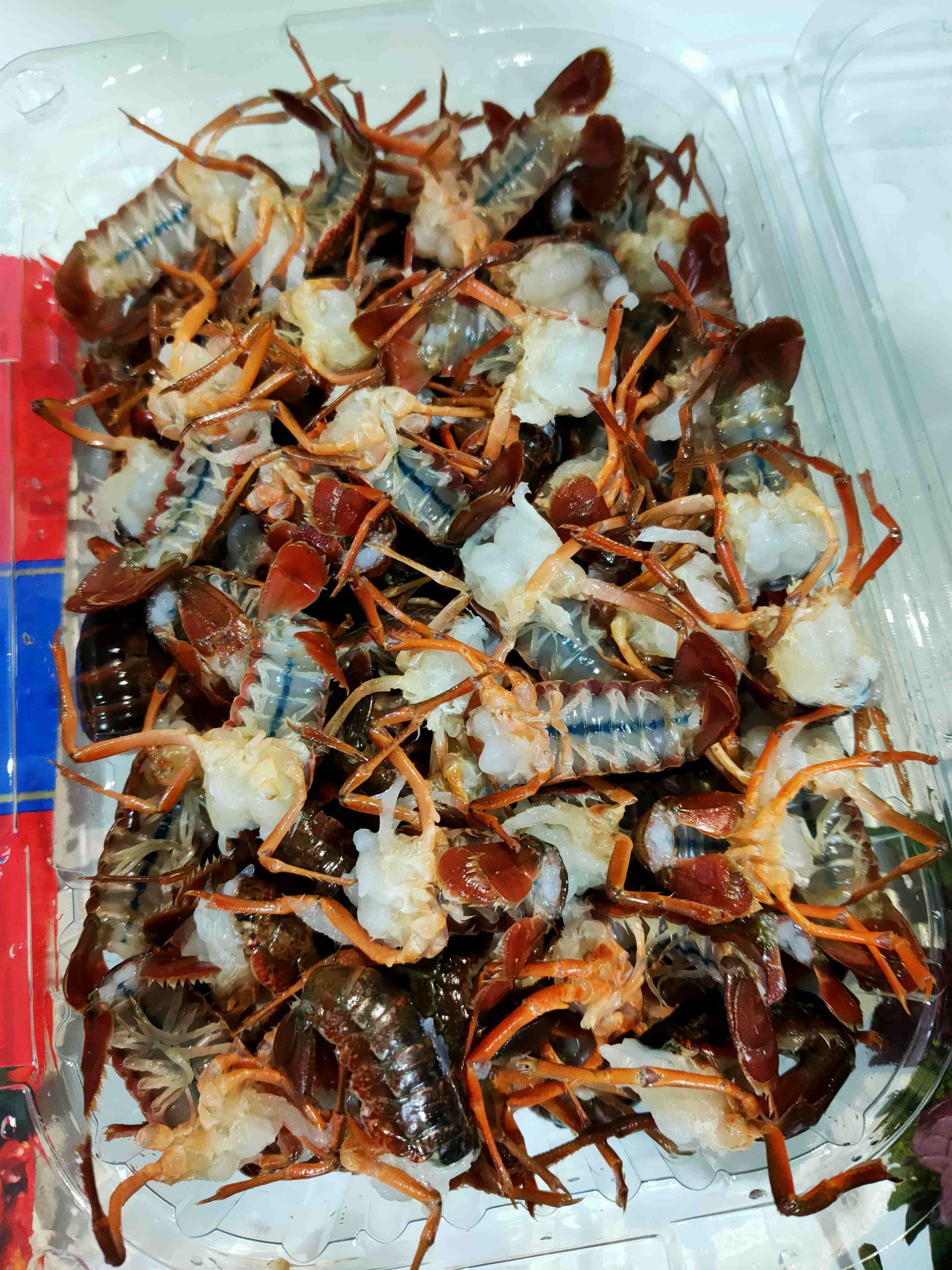 中号纯虾尾，1.2斤，洗干净背上剪开了，配了，紫苏叶，八角，桂皮，香叶，大蒜，姜，干辣椒，朝天椒，小龙虾底料。