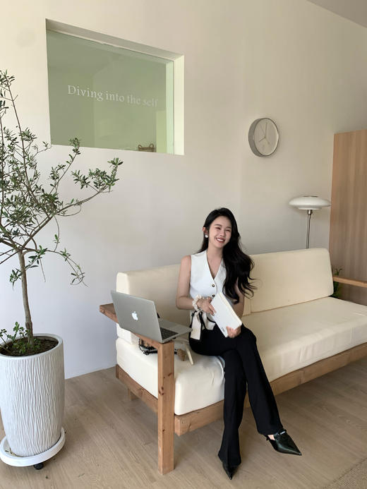 Read Nameless /高级纹路白马甲含羊毛+2024黑色开衩长腿喇叭裤 商品图9