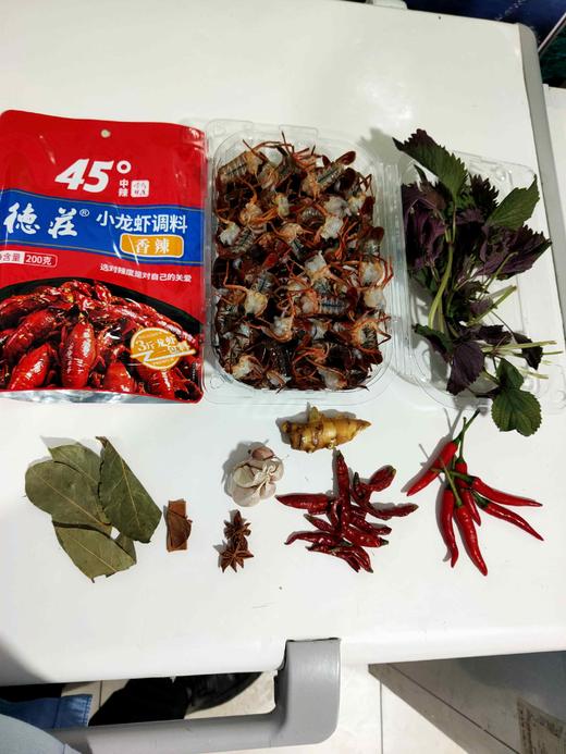 中号纯虾尾，1.2斤，洗干净背上剪开了，配了，紫苏叶，八角，桂皮，香叶，大蒜，姜，干辣椒，朝天椒，小龙虾底料。 商品图1