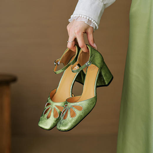 【预售5天】新中式复古百搭粗跟镂空，包头凉鞋牛皮文艺风女鞋HB&5032 商品图0