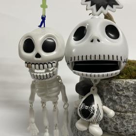 节日玩具小礼物赠品拉线骷髅架万圣节搞笑挂件背包骷髅头钥匙扣