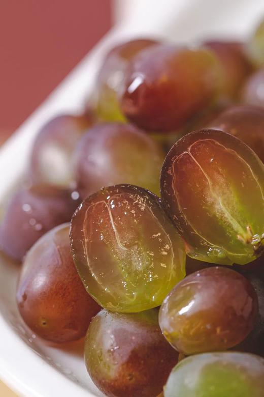 【茉莉香无核葡萄】一种精致的葡萄，身上也散发着芳香，揪下一颗扔到嘴里，牙齿略微一施力，就像咬开了一颗🍇葡萄味的“爆珠”。 商品图2