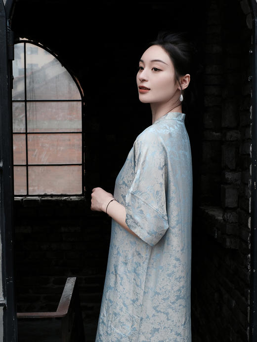 盛唐婧 |提花真丝缎斜襟连衣裙 商品图6