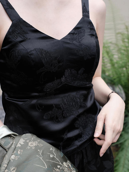 盛唐婧 |桑蚕丝提花修身美背-黑色 商品图1