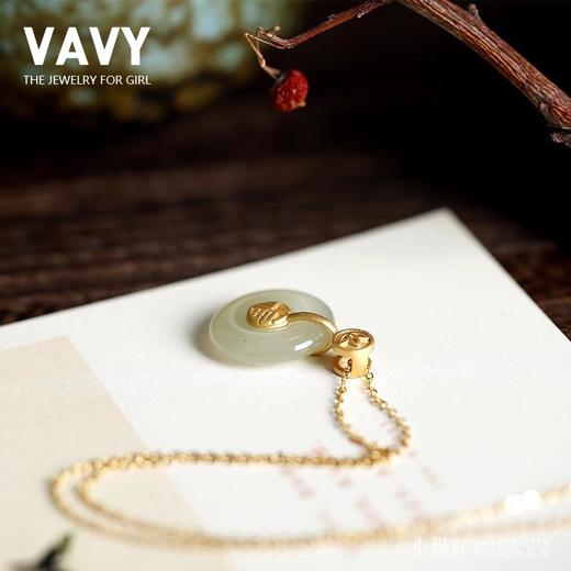 【礼盒装】VAVY 2024新款 S925纯银古法金镶玉和田青玉福平安扣小吊坠复古锁骨项链 商品图2