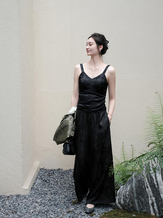 盛唐婧 |桑蚕丝提花修身美背-黑色 商品图3