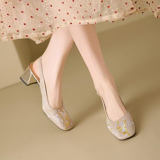 【预售5天】国潮风刺绣高跟鞋，方头一字扣带包头凉鞋MBJR&822 商品图4