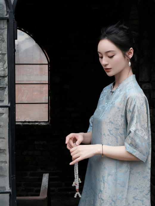 盛唐婧 |提花真丝缎斜襟连衣裙 商品图2