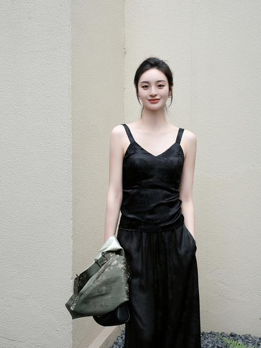 盛唐婧 |桑蚕丝提花修身美背-黑色 商品图0