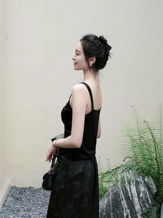 盛唐婧 |桑蚕丝提花修身美背-黑色 商品图4