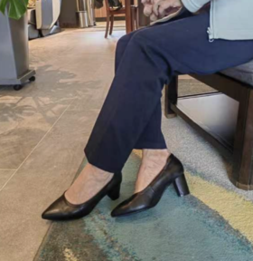 安启美奈粗方跟高跟鞋，鞋底透气软弹，久穿不塌