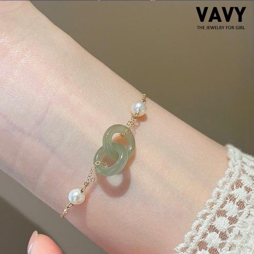 【礼盒装】VAVY 环环相扣珍珠翡翠手链平安扣温柔手链 商品图1