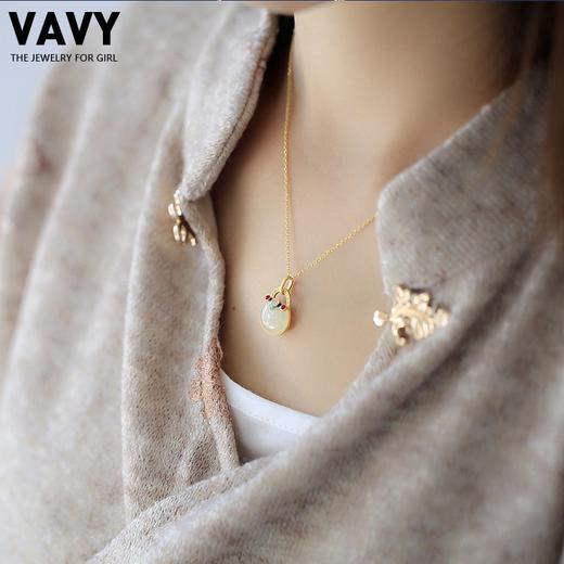 【礼盒装】VAVY 故宫包包玉锁小玉坠女吊坠官古法金镶玉石长命锁珐琅项链 商品图4