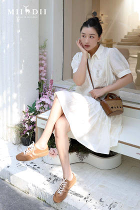 百褶裙边总在荡漾，漾出夏的一汪浪漫