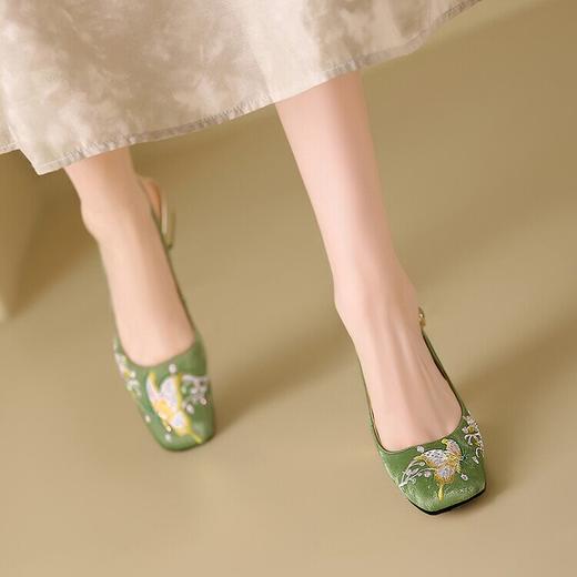 【预售5天】国潮风刺绣高跟鞋，方头一字扣带包头凉鞋MBJR&822 商品图3