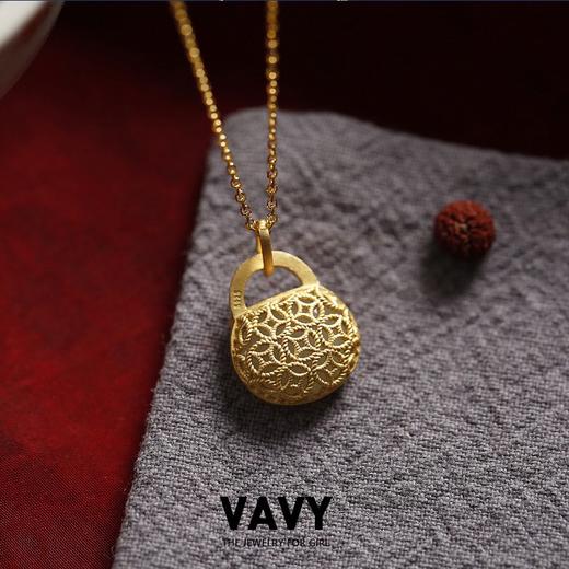 【礼盒装】VAVY 故宫包包玉锁小玉坠女吊坠官古法金镶玉石长命锁珐琅项链 商品图2
