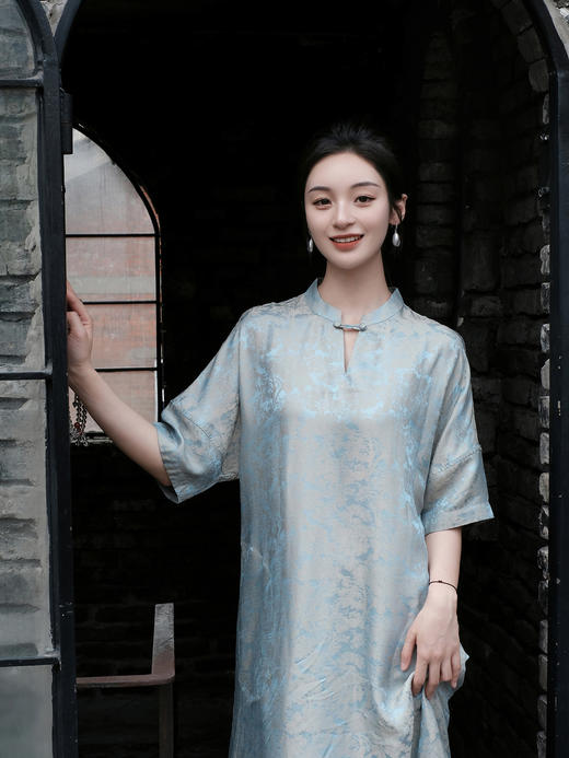 盛唐婧 |提花真丝缎斜襟连衣裙 商品图0