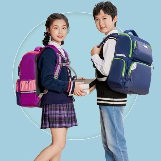 【儿童书包 | CAMS专利悬浮减负书包小学系列】独有专利悬浮减重系统，10斤书包变7斤，科学设计减重护脊，多层收纳分类放置，面料柔软易收纳耐磨防泼水，还有水杯固定扣，夜间反光条，出行更安全。 商品图5