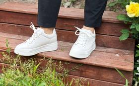 安启美奈百搭小白鞋，材质柔软亲肤，鞋垫提供回弹力，走路更轻便