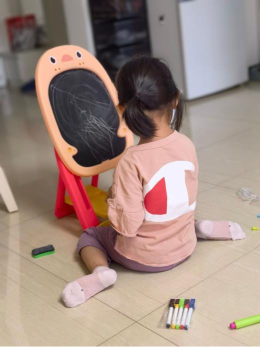 🎈【乐乐顽童企鹅双面磁性画板家用小黑板】59.9元买到这个画板性价比绝对可以了！！😌双面可用，一面白板，一面小黑板，自带棋牌纸片，万花尺！！ 商品图3