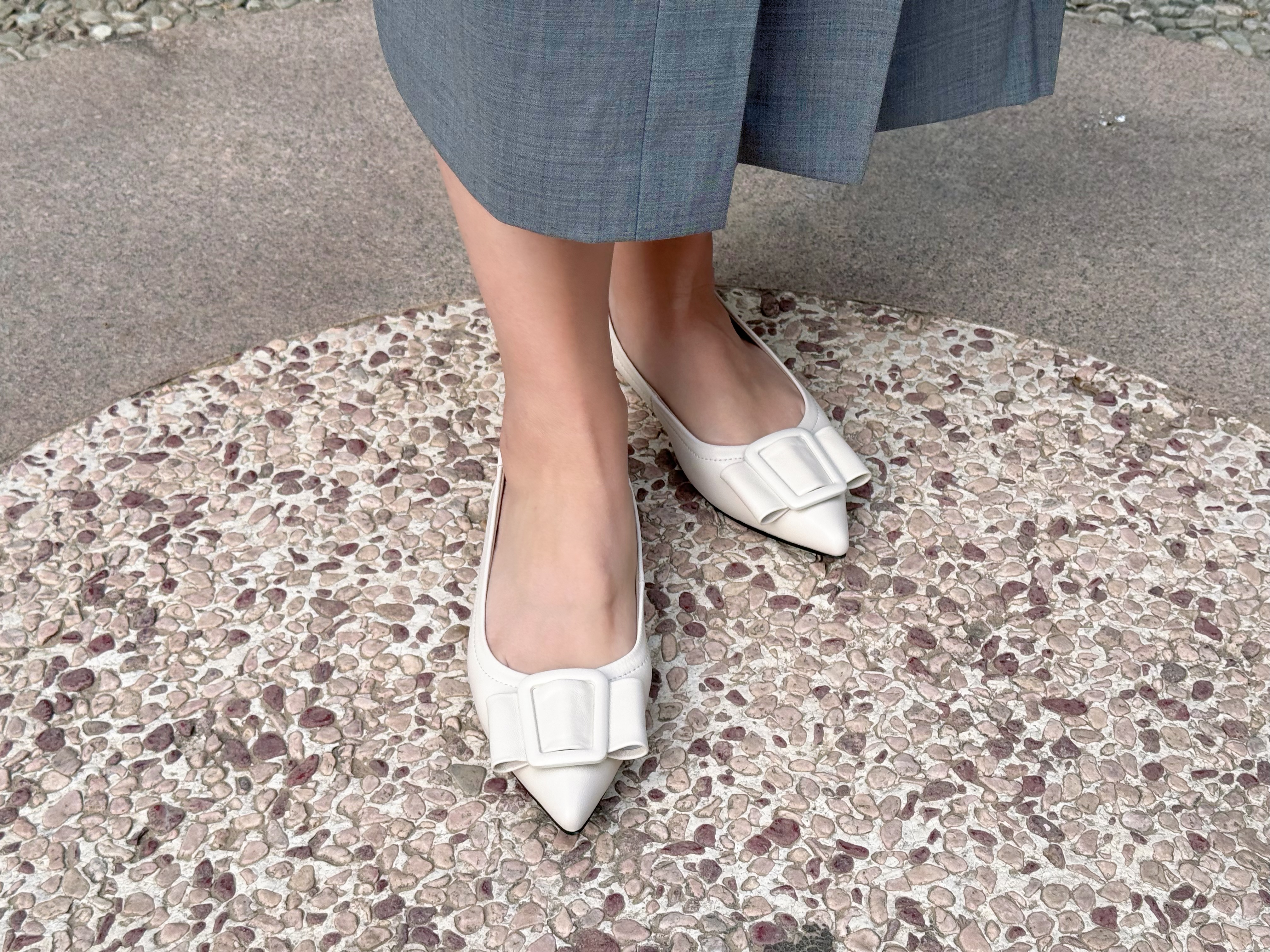 安启美奈方扣尖头单鞋，鞋垫贴合足部，舒适包裹不累脚