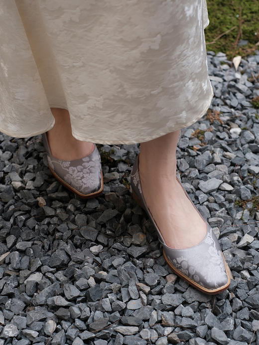 盛唐婧 |纯手工全皮真丝提花粗跟单鞋(特殊商品不退不换) 商品图0