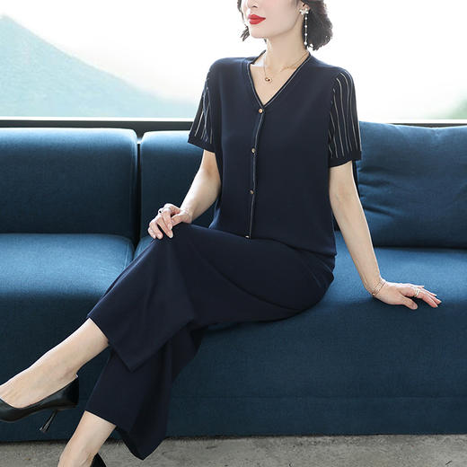 CC 10-2272时尚大码休闲运动两件套阔腿裤冰丝针织V领套装 商品图1