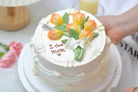 【花韵年华】动物奶油、新鲜水果、糯米蛋糕胚；送给母亲，愿母亲的笑容如鲜花般绚丽多彩，祝母亲节日快乐~