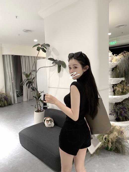 Read Nameless /黑色超弹坎肩T+侧拉链收腹黑色牛仔短裤 商品图12