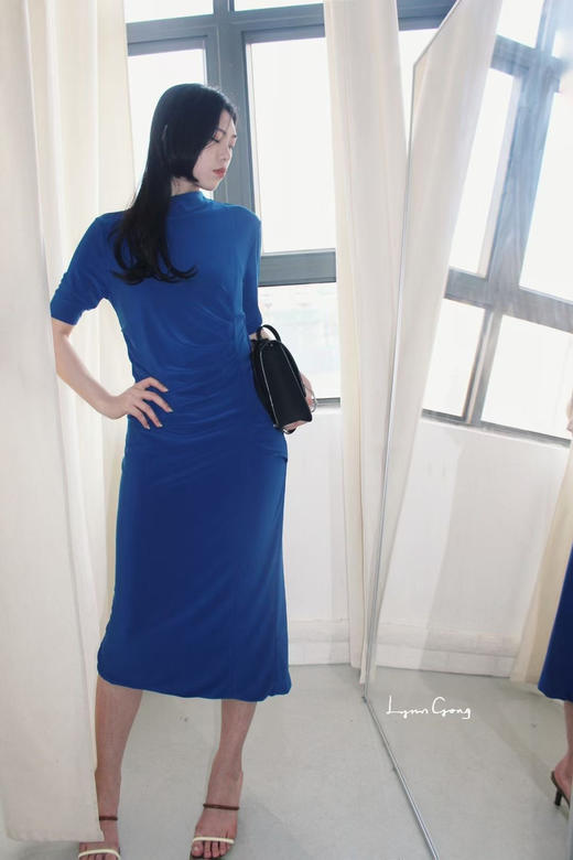 斜领褶皱连衣裙 商品图1