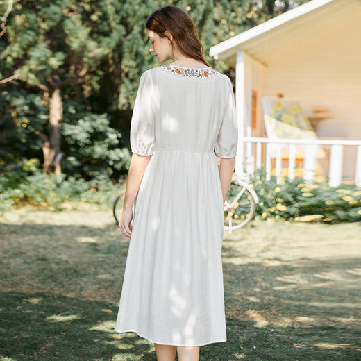 famecoco范可儿刺绣V领宽松连衣裙2024夏季新款胖mm显瘦遮肉长裙FAB3FA039 商品图2