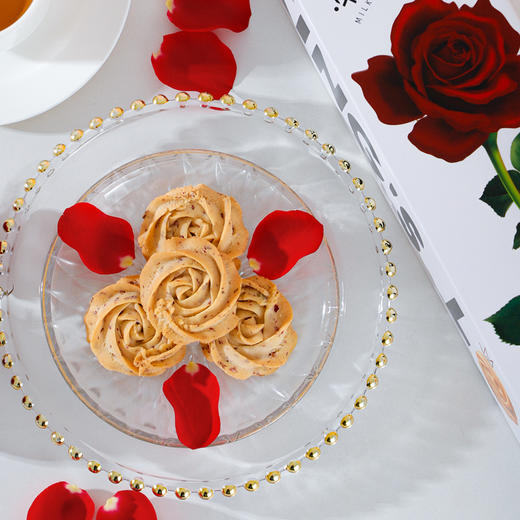 【牛奶玫瑰曲奇】玫瑰插画包装礼盒 曲奇是浪漫玫瑰花造型，添加真重瓣红玫瑰花瓣， 入口只有奶香和玫瑰香，口感绵密，一口沦陷! 商品图1
