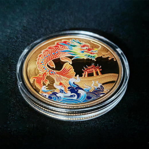 鱼越龙门《状元金》寓意美好，金榜题名，锌合金镀金章的正面彩色喷绘鱼跃龙门的图案 商品图3