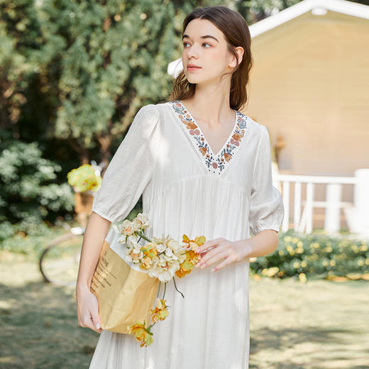 famecoco范可儿刺绣V领宽松连衣裙2024夏季新款胖mm显瘦遮肉长裙FAB3FA039 商品图3