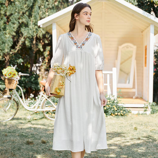 famecoco范可儿刺绣V领宽松连衣裙2024夏季新款胖mm显瘦遮肉长裙FAB3FA039 商品图0