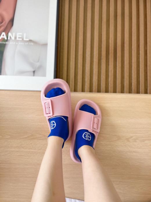 🌈【沐春初夏夏季时尚单扣厚底凉拖鞋W210款】❄️1、踩屎感凉拖鞋巨好穿！EVA材质设计 圆润饱满 鞋身非常轻盈 上脚很舒适❗ 商品图2