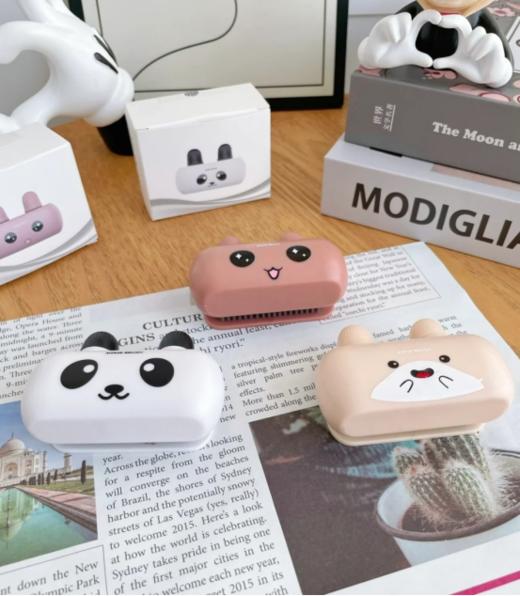 🎉【创意香薰镜子刷】✔️1、雾气污渍，一刮即净，硅胶刷头浓密柔软，👏去污强且不伤镜面 ✔️2、可装香薰，除臭去异味，清新净化改善空气， 商品图1