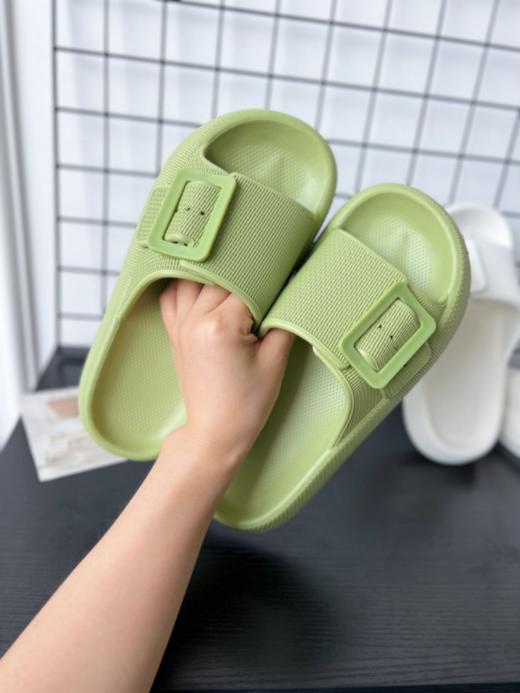 🌈【沐春初夏夏季时尚单扣厚底凉拖鞋W210款】❄️1、踩屎感凉拖鞋巨好穿！EVA材质设计 圆润饱满 鞋身非常轻盈 上脚很舒适❗ 商品图4