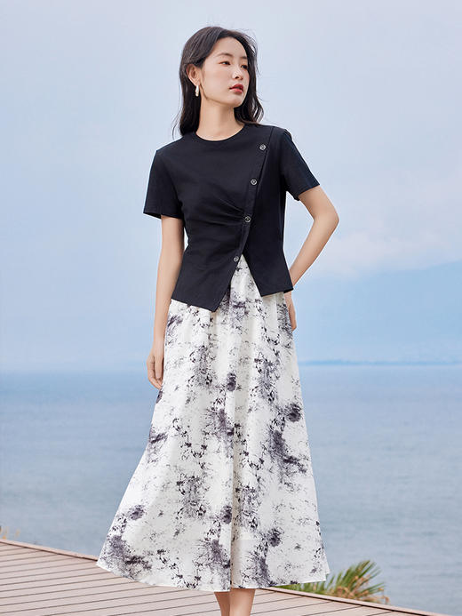 【专属特价】熙世界不对称开叉纯棉短袖T恤夏季圆领显瘦黑色设计感纽扣上衣 商品图2