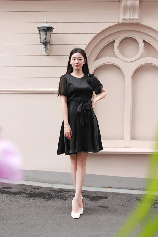 HJ2S32_漆黑色_连衣裙_四季_气质优雅立体花朵网纱袖收腰系带显瘦 A 字短裙_高级女装_BERNIEELEN 伯妮斯茵 商品图8