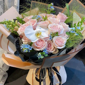 【花影】19朵粉雪山➕蓝星花➕蝴蝶兰➕喷泉草，时尚精品花束