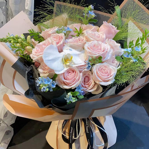 【花影】19朵粉雪山➕蓝星花➕蝴蝶兰➕喷泉草，时尚精品花束 商品图0